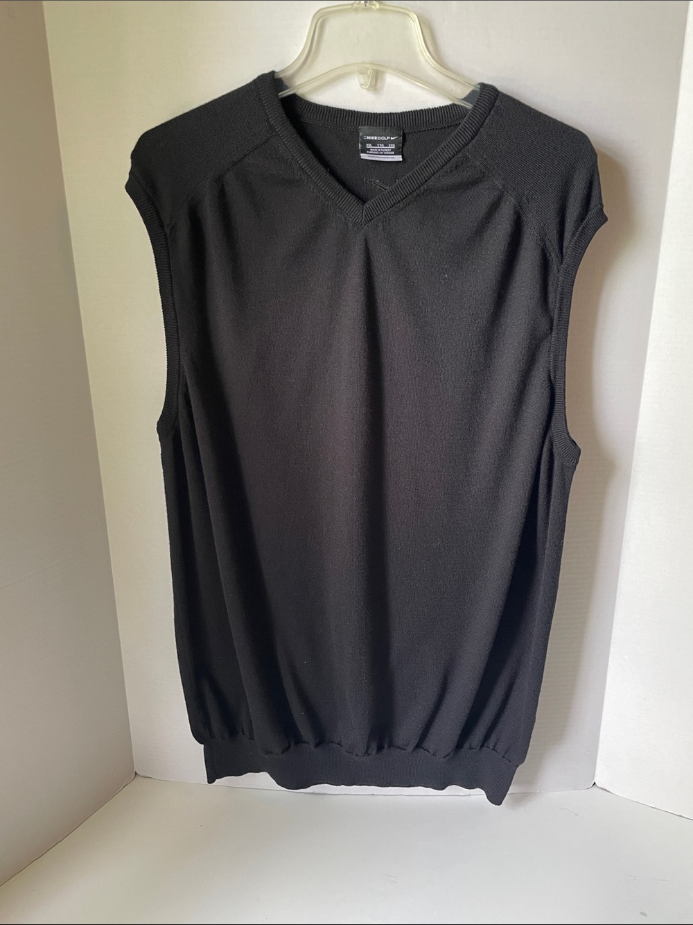 Nike Mens SIze XXL  ( Running smaller ) Black V-Neck Golf Sweater Vest 45% Wool